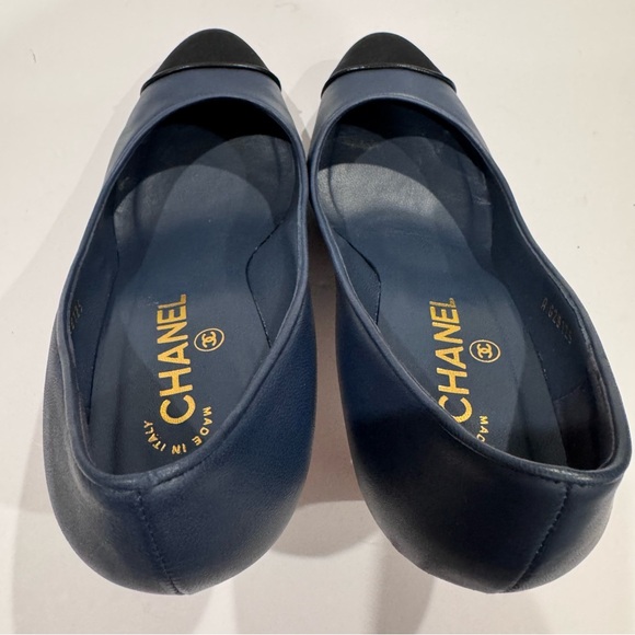 CHANEL Cruise 2012 Collection Cap Toe Pumps Navy Black 38 GUC - Picture 8 of 15